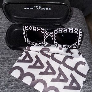Marc Jacobs Black & White Logo Rectangular Sunglasses🔥🔥🔥🔥🔥✈️🛳️